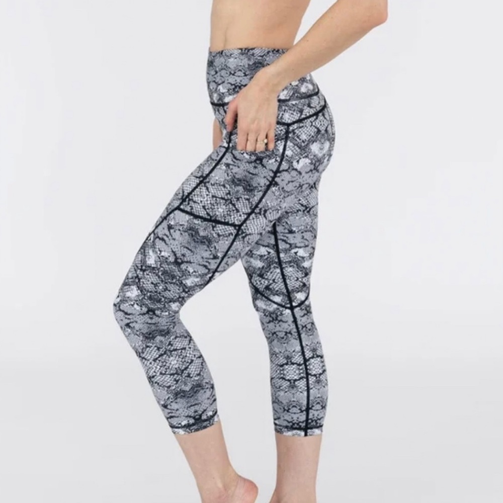 ZYIA Cobra Metallic Pocket Light n Tight Hi-Rise Capri 20” Leggings Size 4